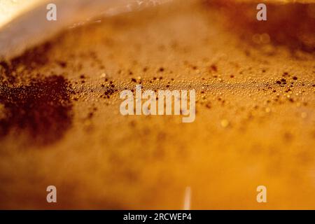 Berlin, Deutschland. 15. Juni 2023. Bläschen sind in einem Glas helles Bier zu sehen. Kredit: Fernando Gutierrez-Juarez/dpa/Alamy Live News Stockfoto