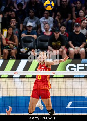 Arlington, USA. 16. Juli 2023. Gong Xiangyu aus China tritt während des Finalspiels zwischen China und T¨¹rkiye bei der Women's Volleyball Nations League in Arlington, USA, am 16. Juli 2023 an. Kredit: Chen Chen/Xinhua/Alamy Live News Stockfoto