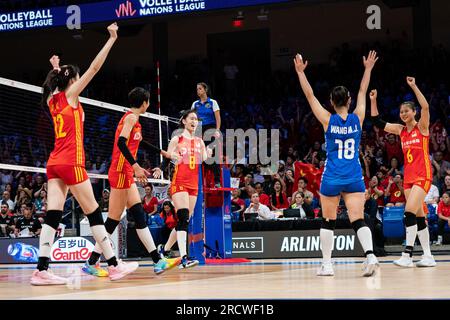 Arlington, USA. 16. Juli 2023. Die Spieler Chinas feiern das Finalspiel zwischen China und T¨¹rkiye auf der Women's Volleyball Nations League in Arlington, USA, am 16. Juli 2023. Kredit: Chen Chen/Xinhua/Alamy Live News Stockfoto