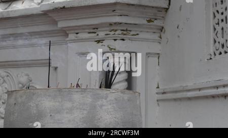 Kalutara, Sri Lanka - Juli 15. 2023 - wenige brennende Inzensticks, die auf einem Zementtopf im Kalutara Bodhiya Tempel befestigt sind Stockfoto