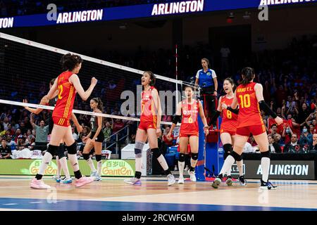 Arlington, USA. 16. Juli 2023. Die Spieler Chinas feiern das Finalspiel zwischen China und T¨¹rkiye bei der FIVB Women's Volleyball Nations League in Arlington, USA, am 16. Juli 2023. Kredit: Chen Chen/Xinhua/Alamy Live News Stockfoto