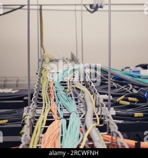 Die Decke des Serverraums ist mit Kabeln verkleidet, um zuverlässige Verbindungen zu gewährleisten. Stockfoto