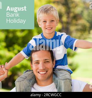 August Bankfeiertag Text auf Grün mit glücklichem weißem Sohn auf Vaters Schultern im sonnigen Park Stockfoto