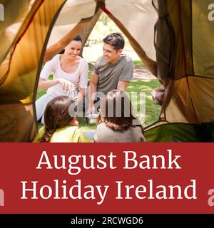 August Feiertag irland Text auf Rot mit fröhlicher weißlicher Familie, die in der Sonne campen Stockfoto