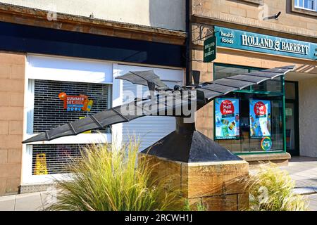 Statue des Stringfellows-Flugzeugs entlang Fore Street, Chard, Somerset, Großbritannien, Europa. Stockfoto