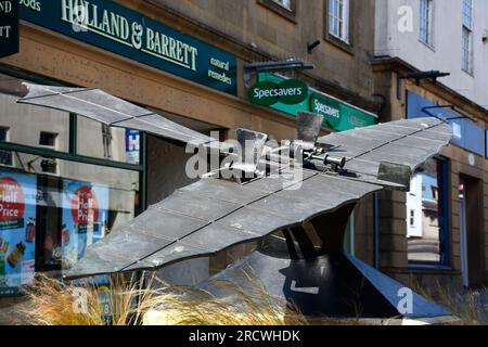 Statue des Stringfellows-Flugzeugs entlang Fore Street, Chard, Somerset, Großbritannien, Europa. Stockfoto