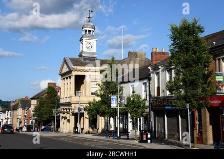 Blick auf die Geschäfte der Fore Street und Guildhall, Chard, Somerset, Großbritannien, Europa. Stockfoto