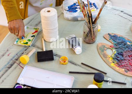 Mittelteil einer birassischen Frau, die Farbe im Heimstudio presst Stockfoto