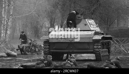 Mogilev, Belarus. - 07. Mai 2022: Ende Der Wiederaufbau-Schlacht, 2. Weltkrieg. Als russische Soldaten verkleidete Nachspieler, die auf die deutsche Infanterie schießen Stockfoto