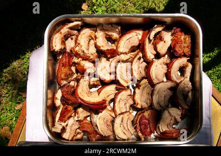 Über dem Schuss Schweinefleisch, auf Spieß gebacken und in Stücke geschnitten Stockfoto