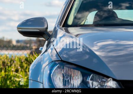 Bild des Seitenspiegels in einem modernen Auto. Geringe Schärfentiefe Stockfoto