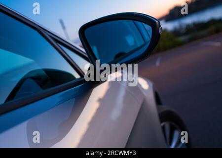Bild des Seitenspiegels in einem modernen Auto. Geringe Schärfentiefe Stockfoto