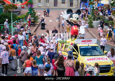 Frankreich, Lamure sur Azergues, 2023-07-13. Die Tour de France-Publicity-Karawane führt durch das Dorf, bevor die Reiter auf Stufe 12 eintreffen. Stockfoto