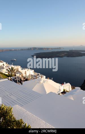 Imergovigli, Santorini, Griechenland - 29. Juni 2021: Weiß getünchte Häuser mit Terrassen und Pools und einer schönen Aussicht in Imerovigli auf der Insel Santorini, GRE Stockfoto