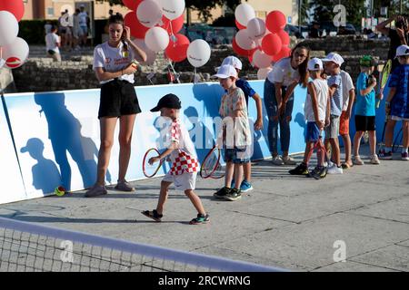 Zadar, Kroatien. 16. Juli 2023. Der Kindertag fand im Rahmen der Ankündigung der Veranstaltung „Gem Set Croatia“ in Zadar, Kroatien, am 16. Juli 2023 statt. Das von der Marin Cilic Foundation organisierte humanitäre und sportliche Schauspiel Gem Set Croatia wird zum dritten Mal in Zadar stattfinden. Wie jedes Jahr wird die Stiftung die gesammelten Gelder für den Bau eines Kinderspielplatzes verwenden. Foto: Sime Zelic/PIXSELL Credit: Pixsell/Alamy Live News Stockfoto