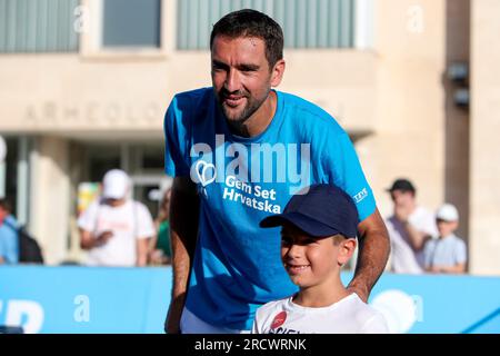 Zadar, Kroatien. 16. Juli 2023. Der kroatische Tennisspieler Marin Cilic während des Kindertags, der im Rahmen der Ankündigung des Gem Set Croatia-Events am 16. Juli 2023 in Zadar, Kroatien, stattfand. Das von der Marin Cilic Foundation organisierte humanitäre und sportliche Schauspiel Gem Set Croatia wird zum dritten Mal in Zadar stattfinden. Wie jedes Jahr wird die Stiftung die gesammelten Gelder für den Bau eines Kinderspielplatzes verwenden. Foto: Sime Zelic/PIXSELL Credit: Pixsell/Alamy Live News Stockfoto