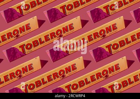 Tobleronmuster. Schweizer Schokolade mit aufgebrühtem Mandelnougat. Neues Berglogo auf pinkfarbenem Hintergrund. Süßigkeiten sind ein klassisches Souvenir der Schweiz, Mondelez. Kiew, Ukraine - 10. Juli 2023 Stockfoto