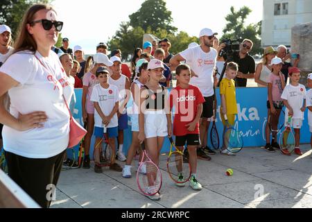 Zadar, Kroatien. 16. Juli 2023. Der Kindertag fand im Rahmen der Ankündigung der Veranstaltung „Gem Set Croatia“ in Zadar, Kroatien, am 16. Juli 2023 statt. Das von der Marin Cilic Foundation organisierte humanitäre und sportliche Schauspiel Gem Set Croatia wird zum dritten Mal in Zadar stattfinden. Wie jedes Jahr wird die Stiftung die gesammelten Gelder für den Bau eines Kinderspielplatzes verwenden. Foto: Sime Zelic/PIXSELL Credit: Pixsell/Alamy Live News Stockfoto