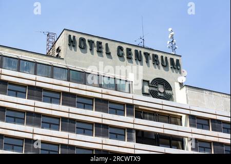 FRYDEK-MISTEK, TSCHECHISCHE REPUBLIK - 28. MAI 2023: Verlassenes Hotel Centrum in Frydek-Mistek, Tschechische Republik, erbaut im kommunistischen Zeitalter Stockfoto