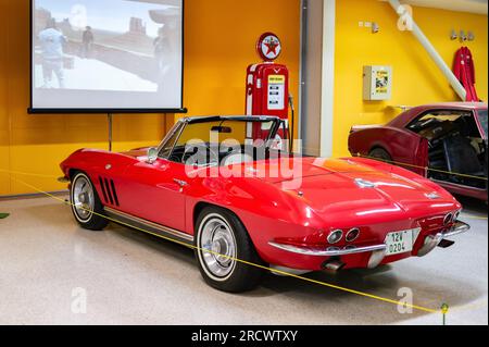 OSTRAVA, TSCHECHISCHE REPUBLIK - 15. SEPTEMBER 2012: Chevrolet Corvette C2 Oldtimer ab 1960er in der Motor Retro Show Stockfoto