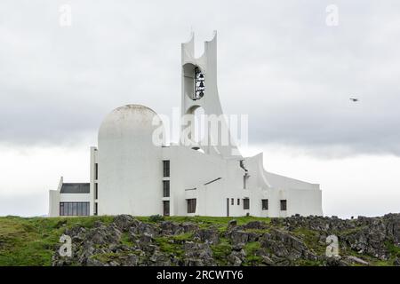 STYKKISHOLMUR, ISLAND - 9. JULI 2014: Futuristische Stykkisholmskirkja-Kirche in Stykkisholmur, Island, bei bewölktem Wetter von hinten Stockfoto