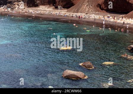 Santorini, Griechenland - 01. Juli 2021: Der berühmte Rote Strand an der Südküste der Insel Santorini, Kykladen, Ägäis. Stockfoto