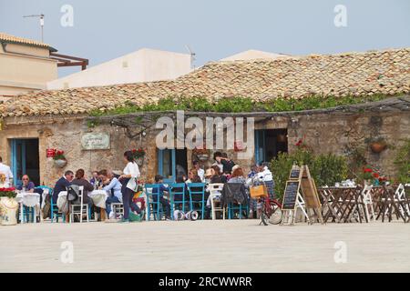 Geschäfte und Cafés in ehemaligen Fischerhütten, Marzamemi, Syrakus, Sizilien, Italien Stockfoto