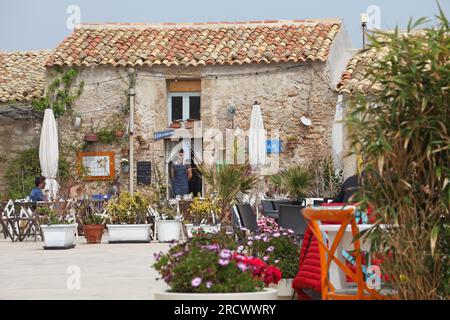 Geschäfte und Cafés in ehemaligen Fischerhütten, Marzamemi, Syrakus, Sizilien, Italien Stockfoto