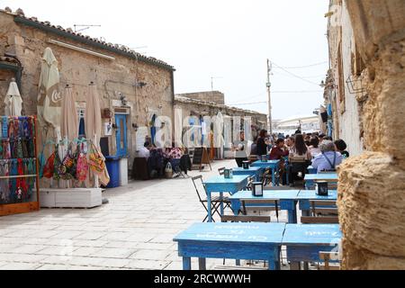 Geschäfte und Cafés in ehemaligen Fischerhütten, Marzamemi, Syrakus, Sizilien, Italien Stockfoto