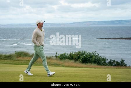 Rory McIlroy spaziert während der Genesis Scottish Open 2023 im Renaissance Club in North Berwick, Schottland, auf dem Fairway am 13. Loch Stockfoto