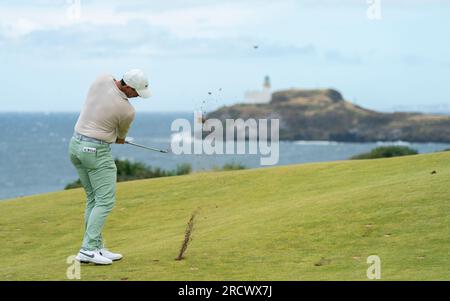 Rory McIlroy spielt Approach shot at the 13. Hole während der Genesis Scottish Open 2023 im Renaissance Club in North Berwick, Schottland Stockfoto