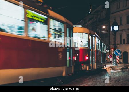 Rote Straßenbahn in der Stadt in Bewegung Stockfoto