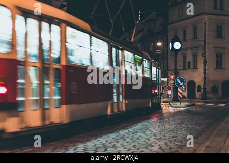 Rote Straßenbahn in der Stadt in Bewegung Stockfoto