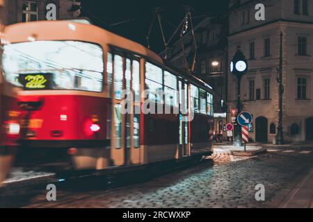 Rote Straßenbahn in der Stadt in Bewegung Stockfoto