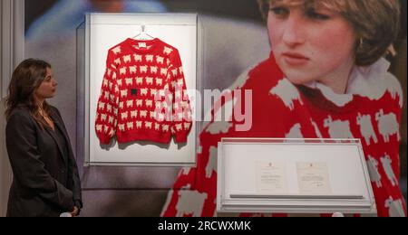 Sotheby's, London, Großbritannien. 17. Juli 2023. Prinzessin Dianas Black Sheep Pullover, erstellt von Sally Muir und Joanna Osborne (Warm and Wonderful Strickwear Label), wird im September zum ersten Mal in Sotheby's Fashion Icons-Angebot aufgenommen. Die Online-Gebote sind vom 31. August bis 14. September (während der New York Fashion Week) verfügbar. Und wird ab dem 7. September in New York angezeigt. Der Pullover wird auf 50.000 - 80.000 $ (40.000 - 70.000 £) geschätzt. Nie zuvor gesehene Korrespondenz Briefe von Prinzessin Dianas Privatsekretärin werden zusammen mit dem Jumper verkauft. Kredit: Malcolm Park/Alamy Live News Stockfoto