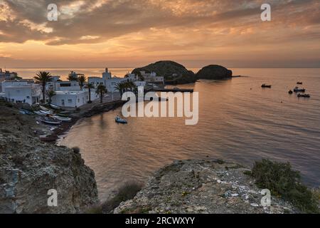 Andalusisches Fischerdorf La Isleta del Moro bei Sonnenaufgang, Cabo de Gata, Almeria, Spanien, Biosphärenreservat, Mittelmeer Stockfoto