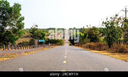 Foto zur Bestätigung des Ziels und des richtigen Weges. Nie Aufhören, Motivierend Zu Sein. Wunderschöne Aussicht auf die leere Asphaltstraße mit gelber Linie in der Berglandschaft Stockfoto