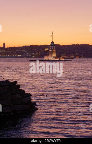 Sonnenuntergang über dem Bosporus-Meer und dem Maidens-Turm von Uskudar auf der asiatischen Seite von Istanbul, Türkei. Kreuzfahrtschiff auf europäischer Seite hinter. Stockfoto