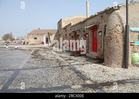 Das Meer erreicht die Fischerhäuser, das Dorf Marzamemi, Syrakus im Südosten Siziliens, Italien Stockfoto