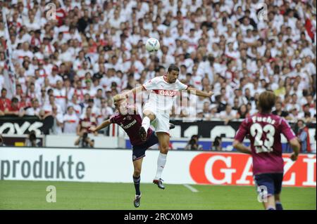 Khalid Boulahrouz (VFB) und Benedikt Höwedes (Schalke) Aktion Fußball Bundesliga VFB Stuttgart - FC Schalke 04 - 0:3 6.8.2011 Stockfoto