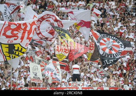 Fans in der Cannstatter Kurve mit Fahnen Fußball Bundesliga VFB Stuttgart - FC Schalke 04 - 0:3 6.8.2011 Stockfoto