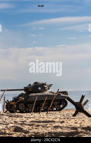 Ein Sherman-Panzer aus dem 2. Weltkrieg am Strand. Panzer auf dem Schlachtfeld. Stockfoto