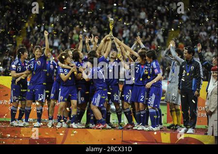 Homare SAWA und das japanische Team mit Pokal bei Siegerehrung Finale JPN - USA 5:3 nach Elfmeterschießen 17.7.2011 Fußball Frauen Weltmeisterschaft in Deutschland FIFA Women Worldcup 2011 - 26,6.-17.7.2011 Stockfoto