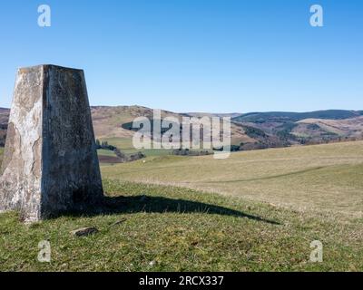Neben dem Trig Point, ein sonniger und weiter entfernter Blick vom Gipfel des Spaziergangs auf dem Philiphaugh Estate. Selkirk Stockfoto