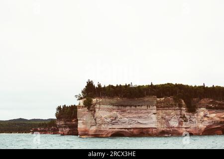 Dramatische Klippen und Meereshöhlen entlang der Küste des Lake Superior. Stockfoto