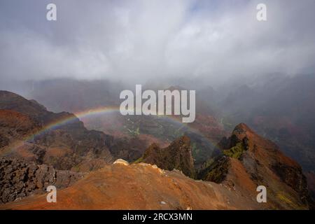 Regenbogen über rotem Lehm im Waimea Canyon, Kauai Stockfoto