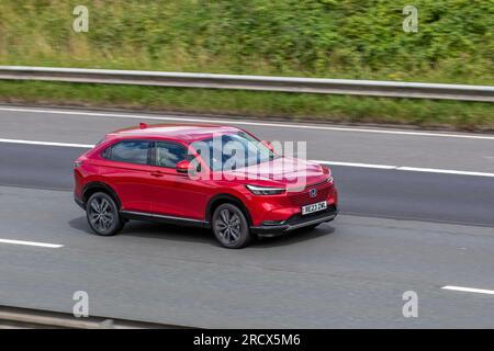 2023 Honda Red HR-V Advance i-MMD CVT 1,5H i-MMD 131 Elektromotor Stromvers. Auto Start/Stop Auto SUV Hybrid Electric 1498 cm3; Fahrt mit hoher Geschwindigkeit auf der Autobahn M6 im Großraum Manchester, Großbritannien Stockfoto