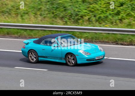 2001 Blue Porsche 911 Carrera Turquoise Car Cabriolet Benzinmotor 3400 cm3; Fahrt mit hoher Geschwindigkeit auf der Autobahn M6 im Großraum Manchester, Großbritannien Stockfoto