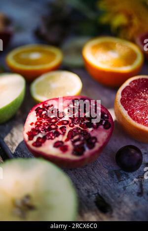 Granatäpfel mit Obst auf dem rustikalen Tisch. Stockfoto