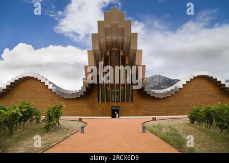 LaGuardia, Spanien - 29. August 2020: Ysios Winery, entworfen von Santiago Calatrava in LaGuardia, Baskenland, Spanien. Stockfoto